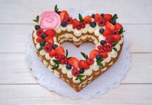 Gâteaux pour la Saint Valentin, recettes faciles à préparer avec du chocolat, décorés de crème et en forme de coeur