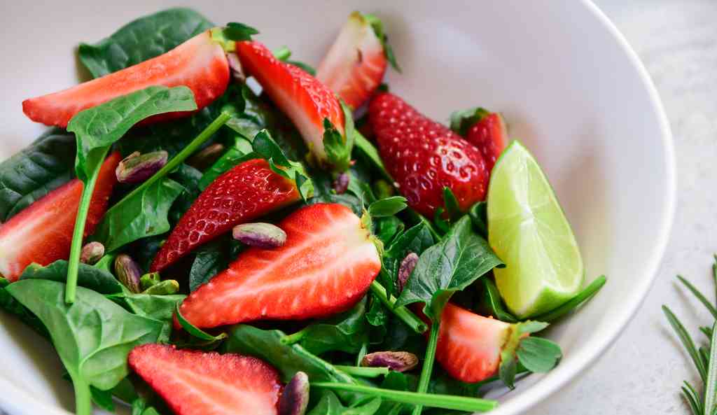 Apéritifs et salades aux fraises